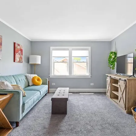 Norwood Park/Edison Park! Workstation & In-Unit Laundry! 2Nd Floor Apt